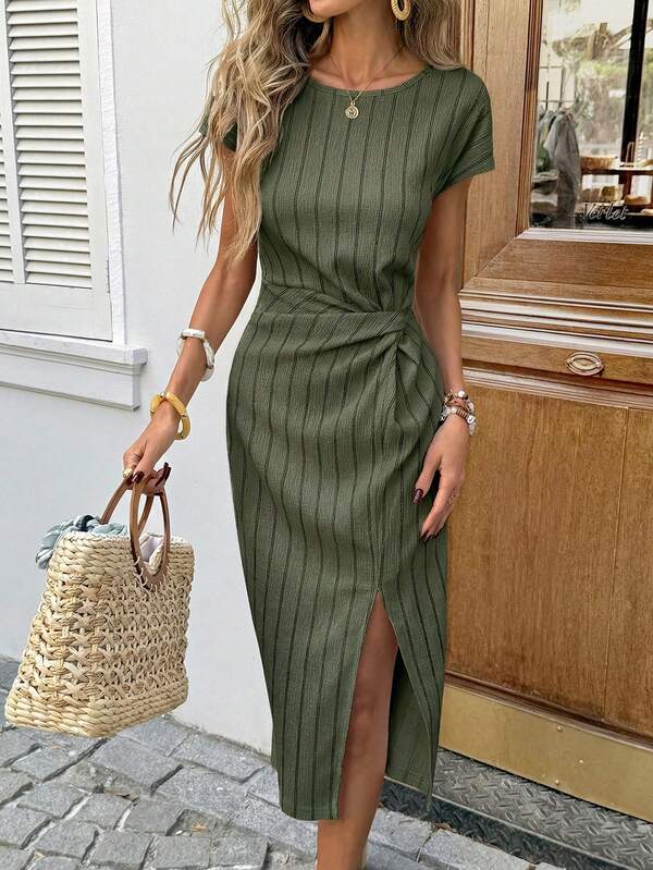 Vestido Midi Listrado Com Drapeado E Fenda Frontal