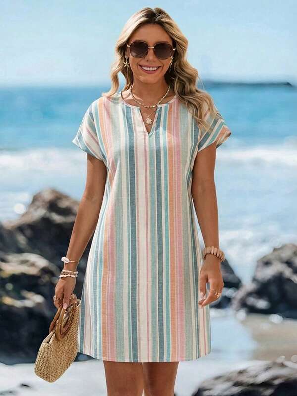 Vestido Curto Decote V Com Estampa Floral Delicada