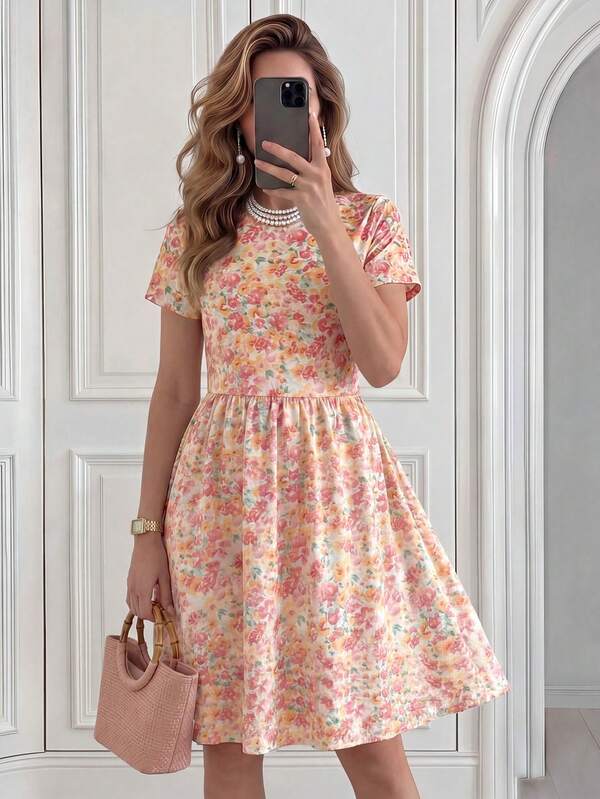 Vestido Curto Com Manga Curta E Estampa Floral Delicada
