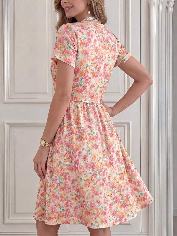 Vestido Curto Com Manga Curta E Estampa Floral Delicada
