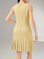 Vestido Curto Evasê Com Botões E Barra Plissada