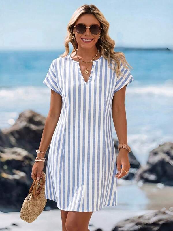 Vestido Curto Decote V Com Estampa Floral Delicada